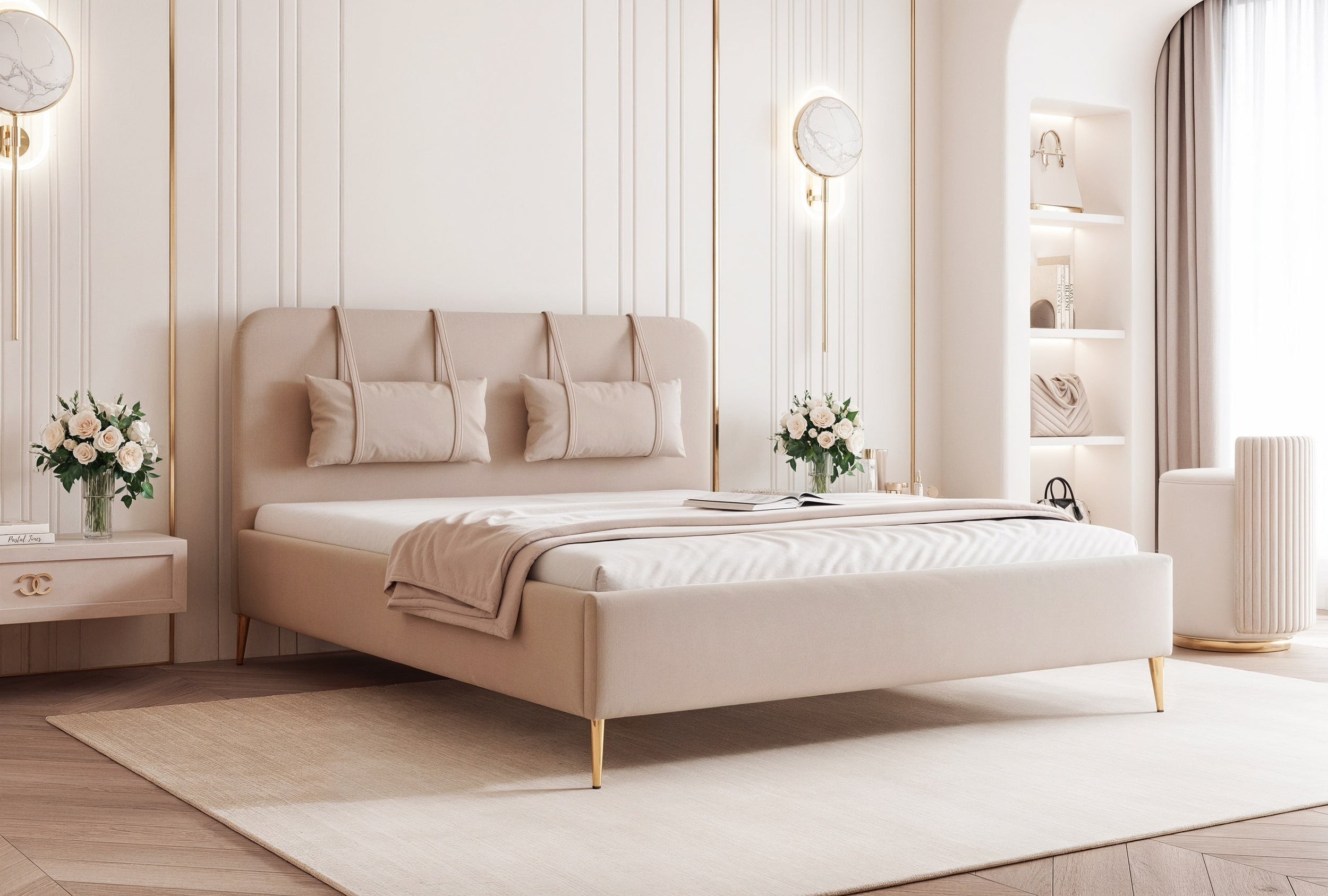 Modernes, gepolstertes Belano-Bett mit Kopfkissen und goldenen Beinen