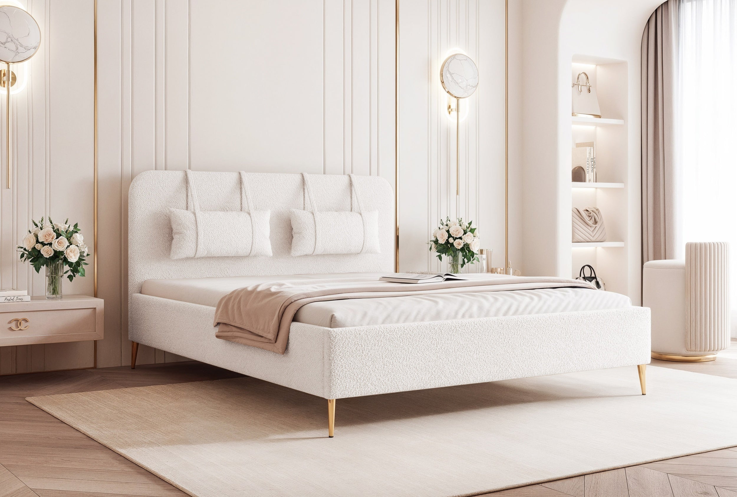 Modernes, gepolstertes Belano-Bett mit Kopfkissen und goldenen Beinen