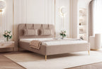 Modernes, gepolstertes Belano-Bett mit Kopfkissen und goldenen Beinen