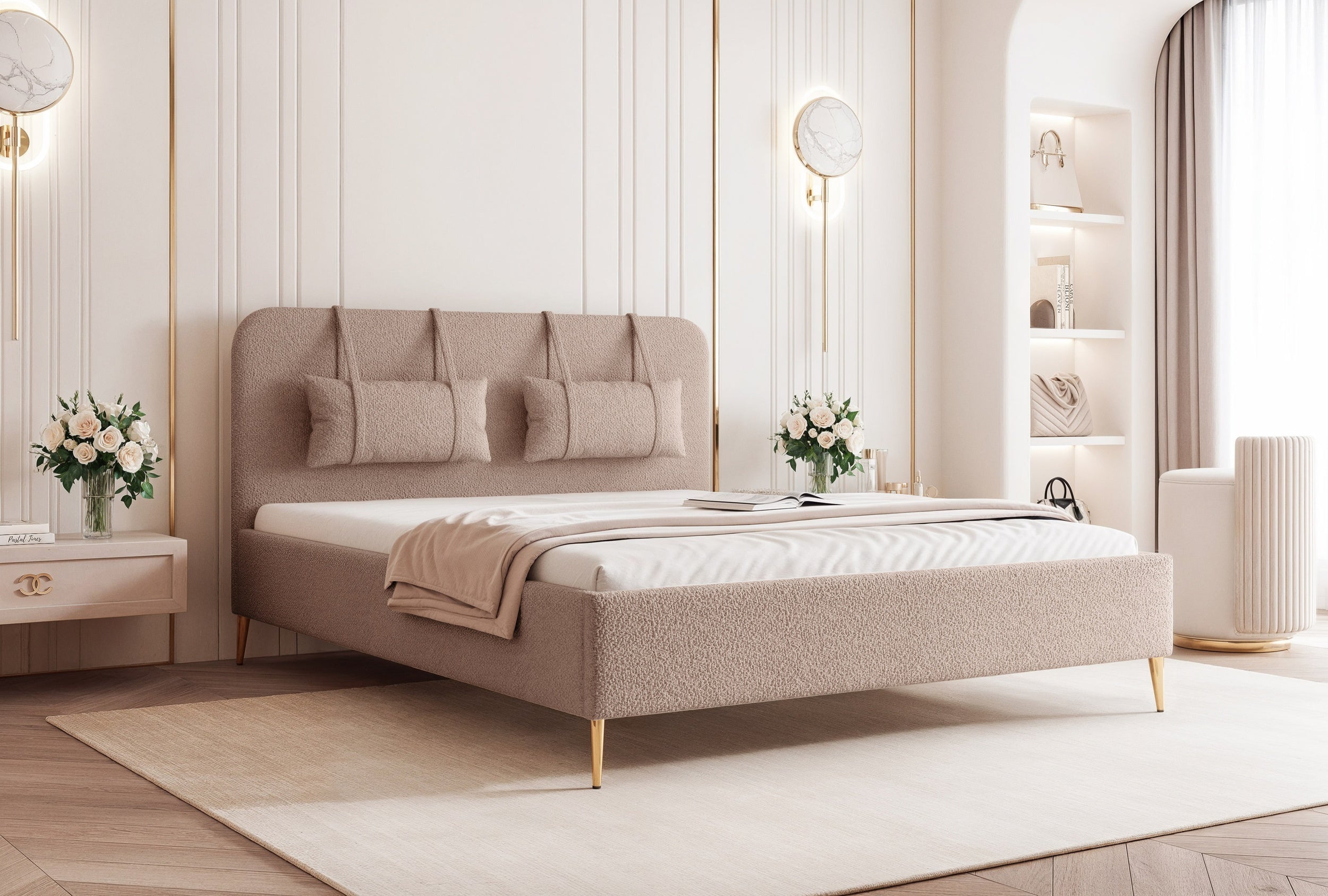 Modernes, gepolstertes Belano-Bett mit Kopfkissen und goldenen Beinen