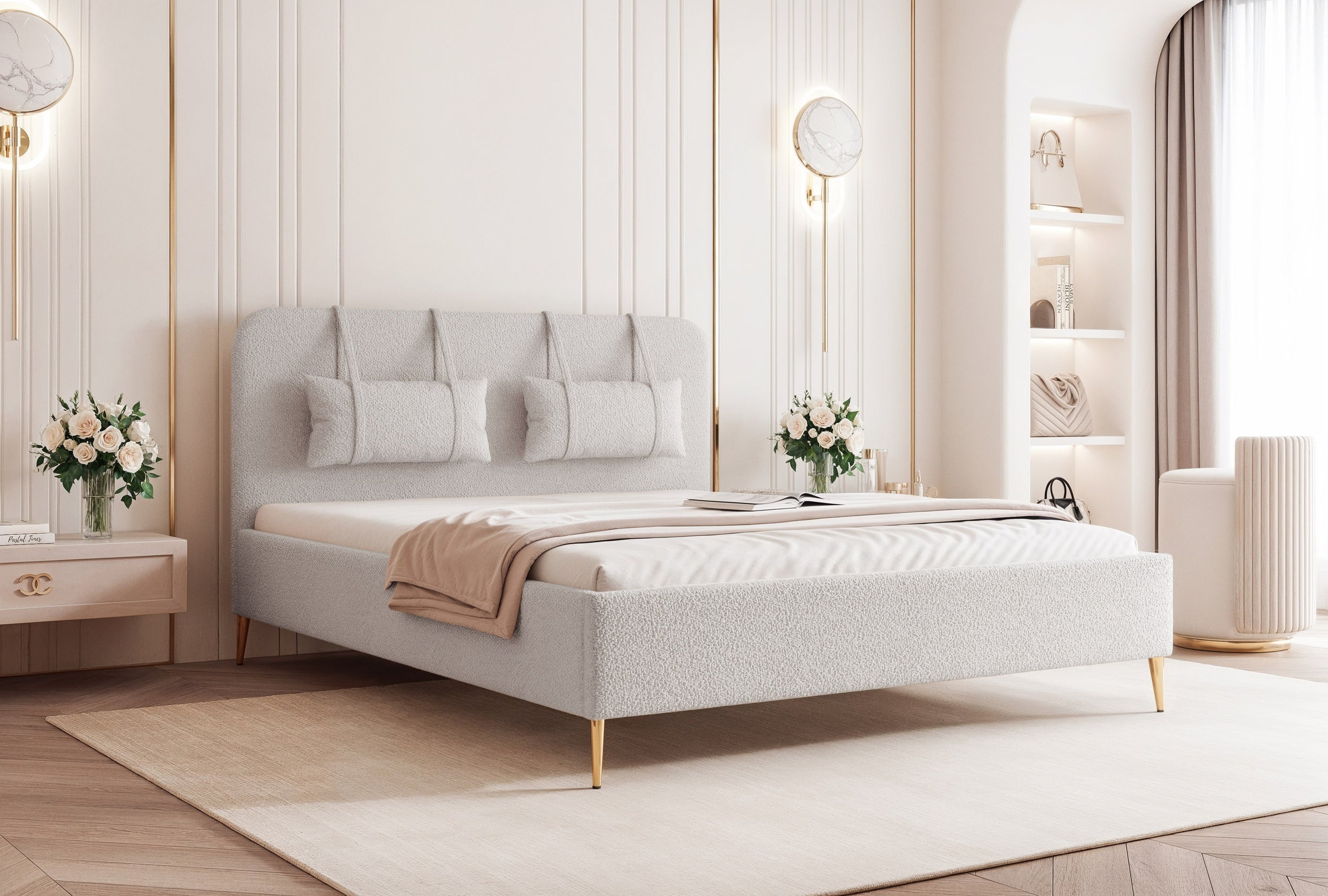 Modernes, gepolstertes Belano-Bett mit Kopfkissen und goldenen Beinen