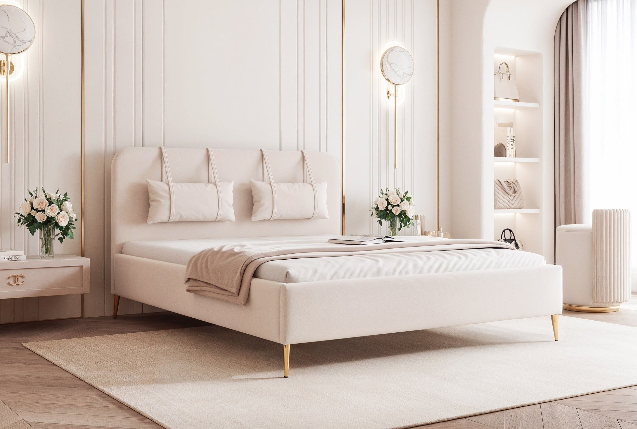 Modernes, gepolstertes Belano-Bett mit Kopfkissen und goldenen Beinen