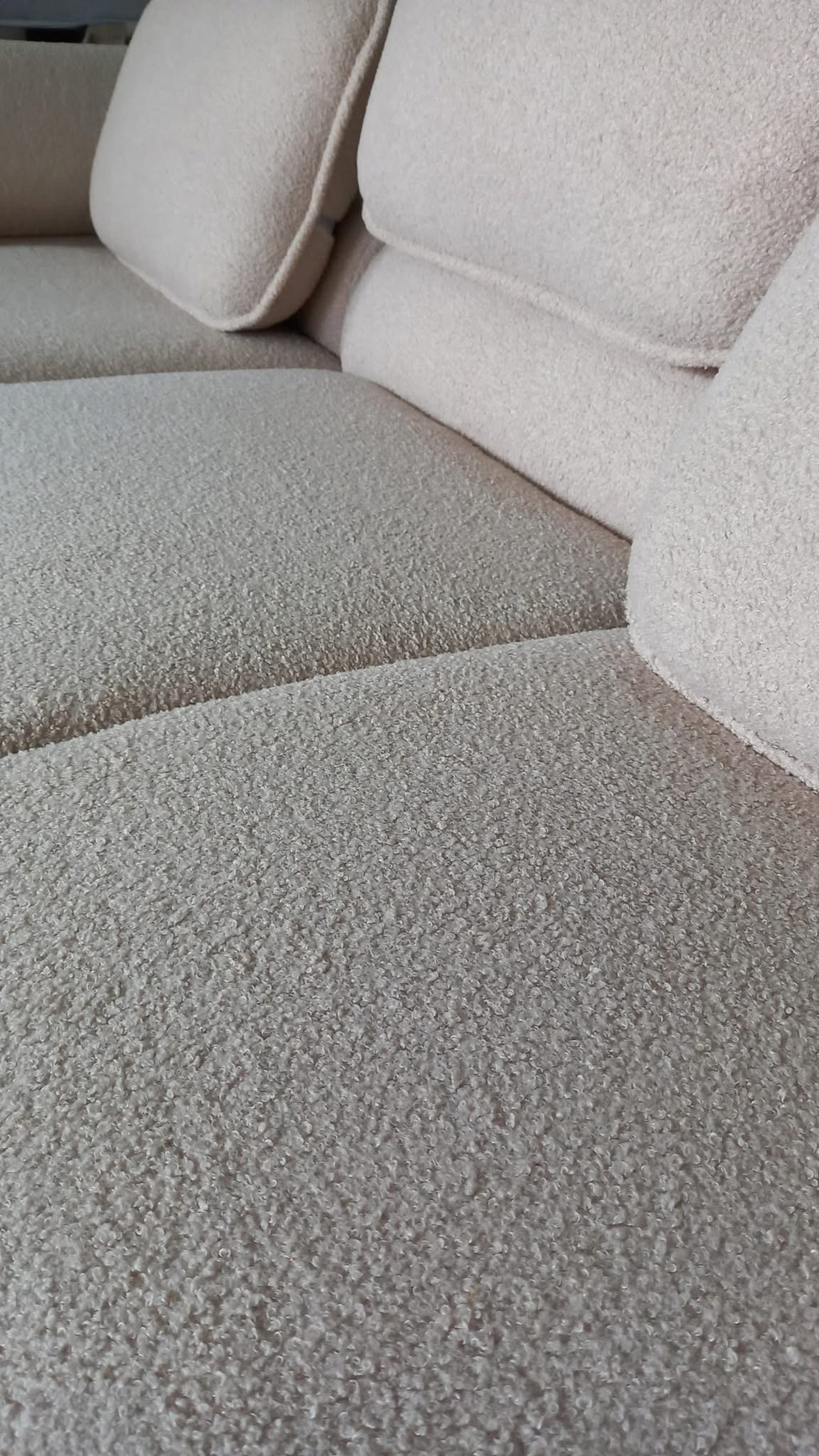 Ecksofa Virello L-Form - verstellbare Kopfstützen, Schlaffunktion, Bouclé-Stoff, JBL-Soundsystem.