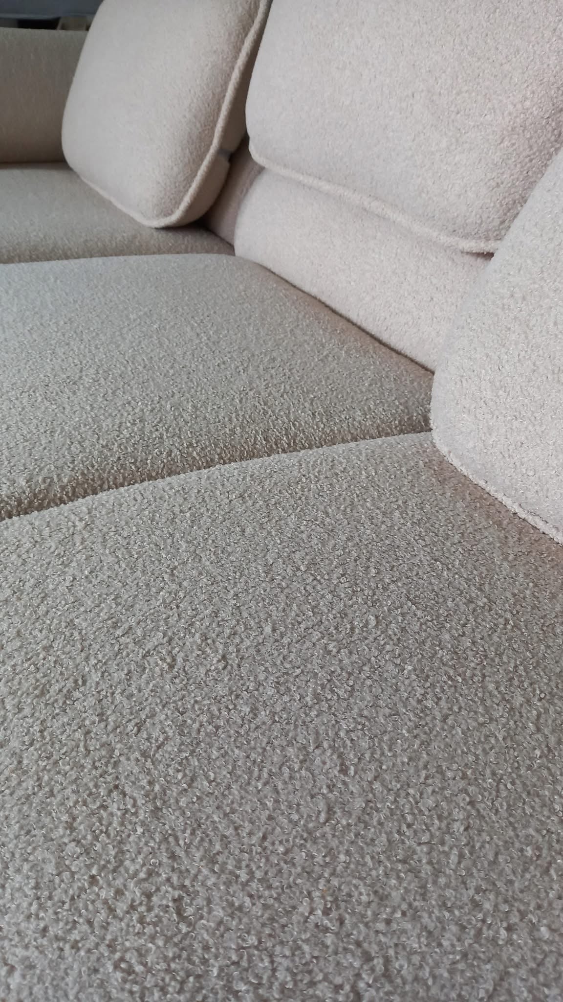 Ecksofa Virello L-Form - verstellbare Kopfstützen, Schlaffunktion, Bouclé-Stoff, JBL-Soundsystem.