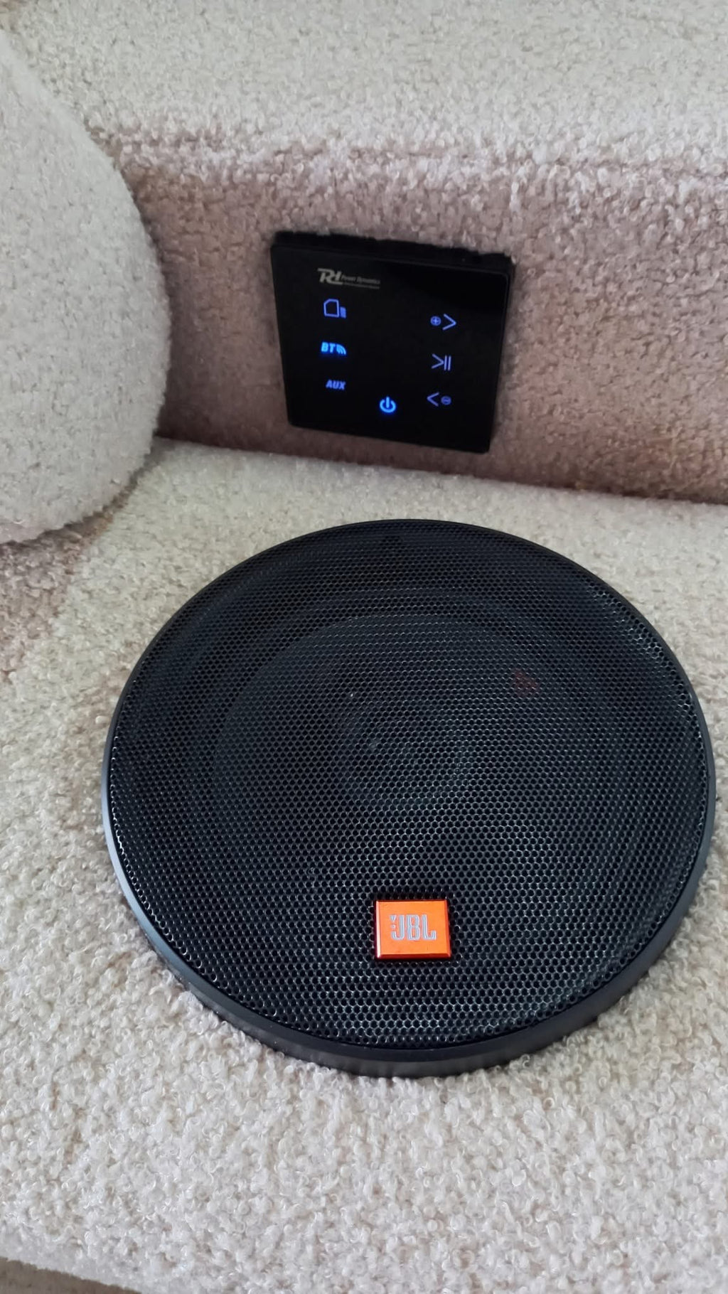 Ecksofa Virello L-Form - verstellbare Kopfstützen, Schlaffunktion, Bouclé-Stoff, JBL-Soundsystem.