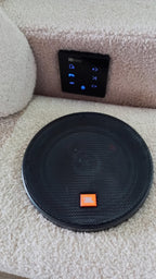 Ecksofa Virello L-Form - verstellbare Kopfstützen, Schlaffunktion, Bouclé-Stoff, JBL-Soundsystem.